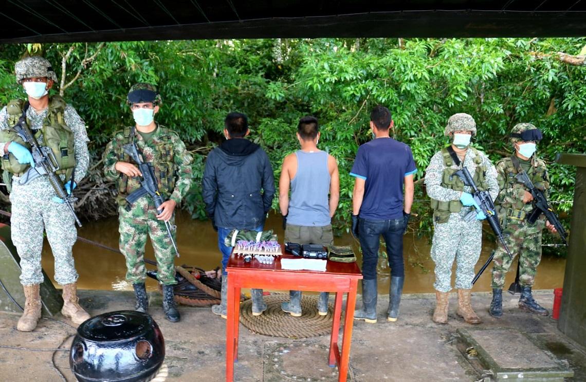 3 integrantes del GAO residual se entregan voluntariamente a unidades de la Armada de Colombia en Putumayo