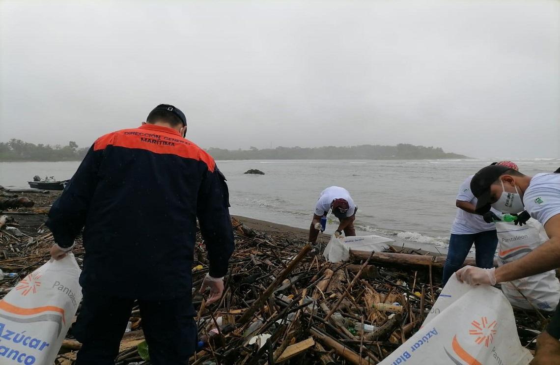 Dirección General Marítima y Fundación Natura lideraron jornada de limpieza en playas de Bahía Solano, Chocó