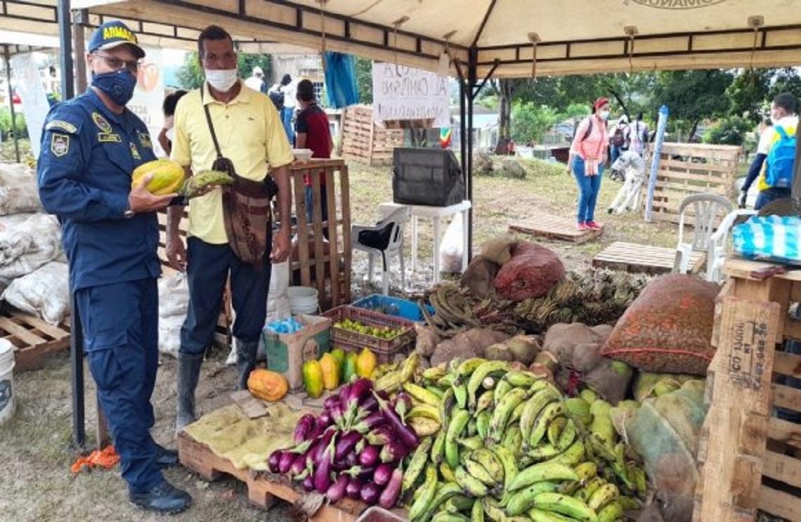 Armada de Colombia apoya el primer mercado campesino móvil en el barrio Nelson Mandela