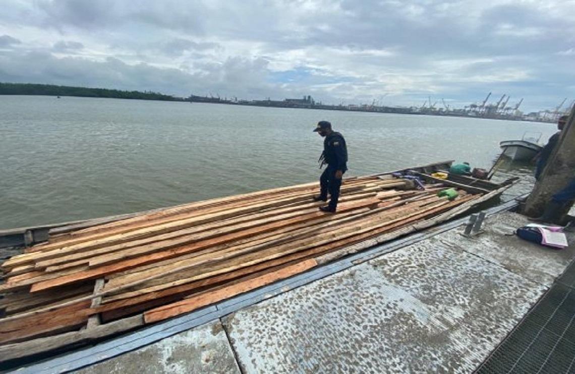 Armada de Colombia incauto 1.200 listones de madera en el Valle del Cauca