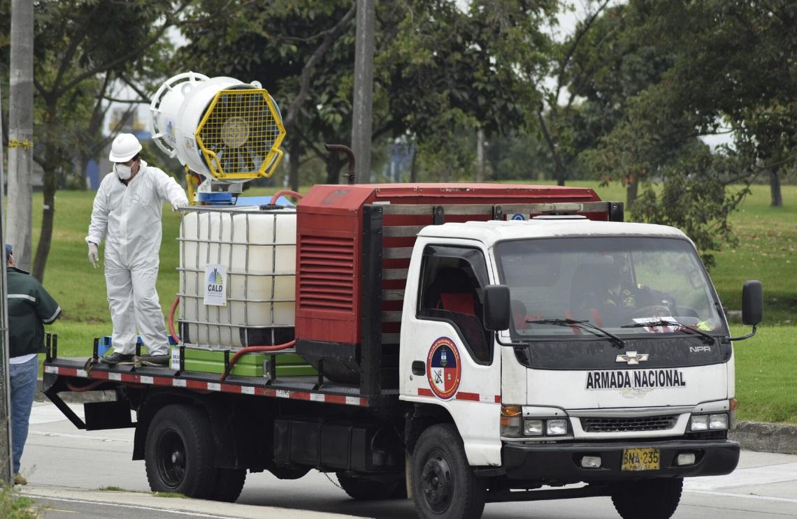 Armada de Colombia y Fundación Santa alianza y compañía apoyan la limpieza y desinfección de espacios en bogotá