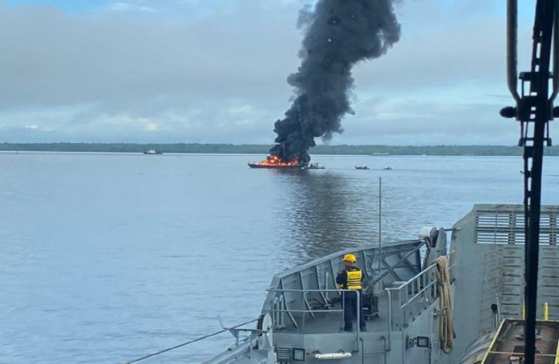 Armada de Colombia apoya emergencia de incendio en la bahía interna de Buenaventura