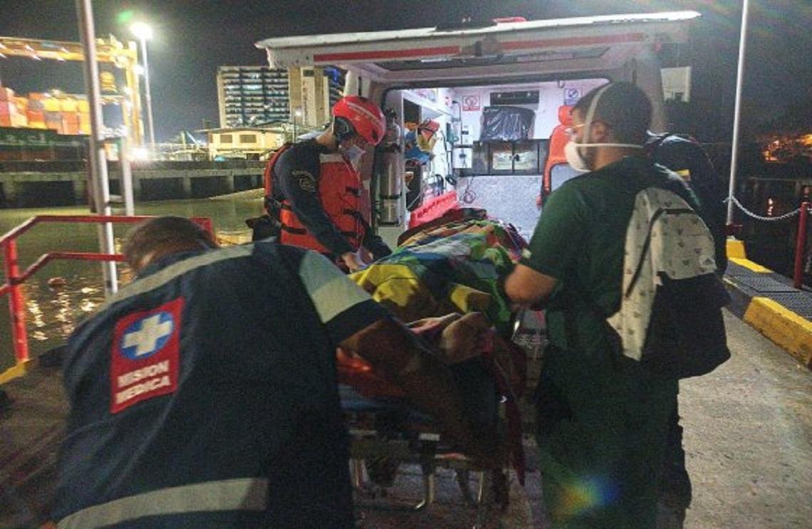 Armada de Colombia brinda asistencia humanitaria a una turista en delicado estado de salud en Buenaventura