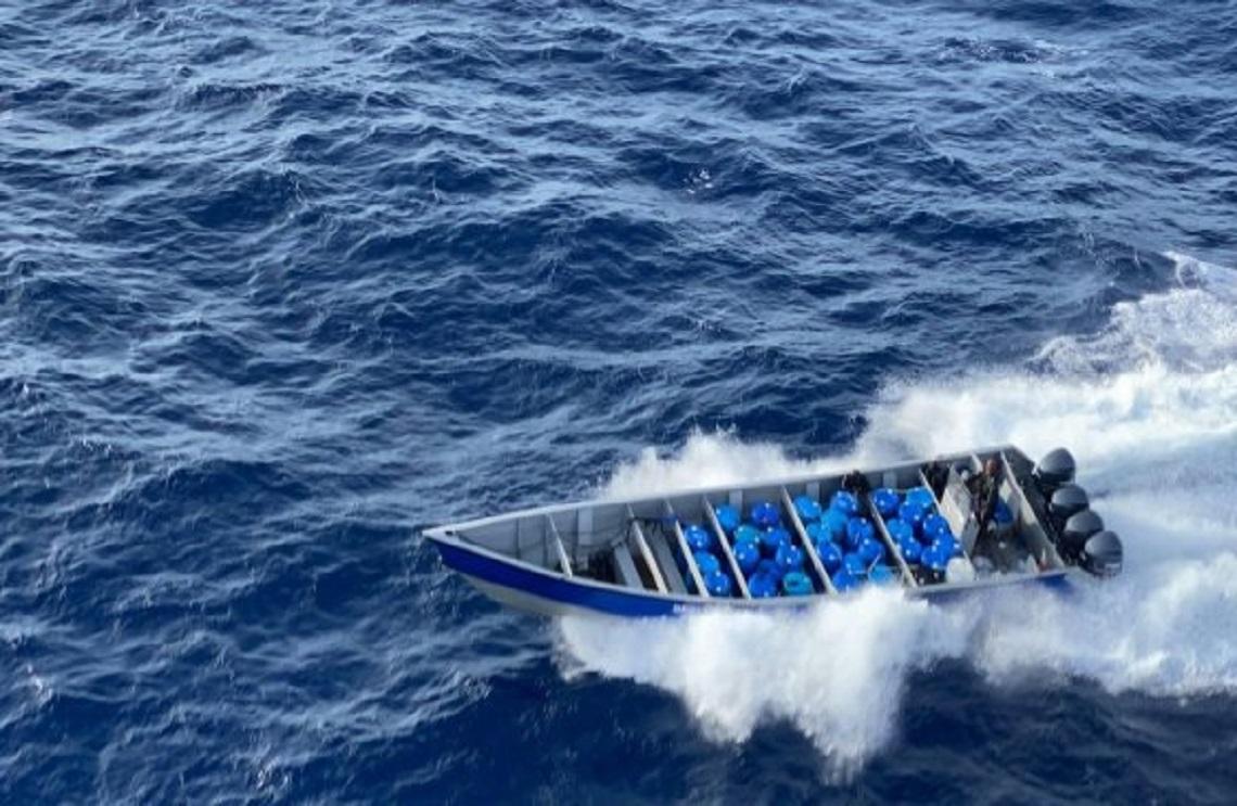Armada de Colombia incauta del mar alijo con alcaloides que era transportado hacia Centroamérica