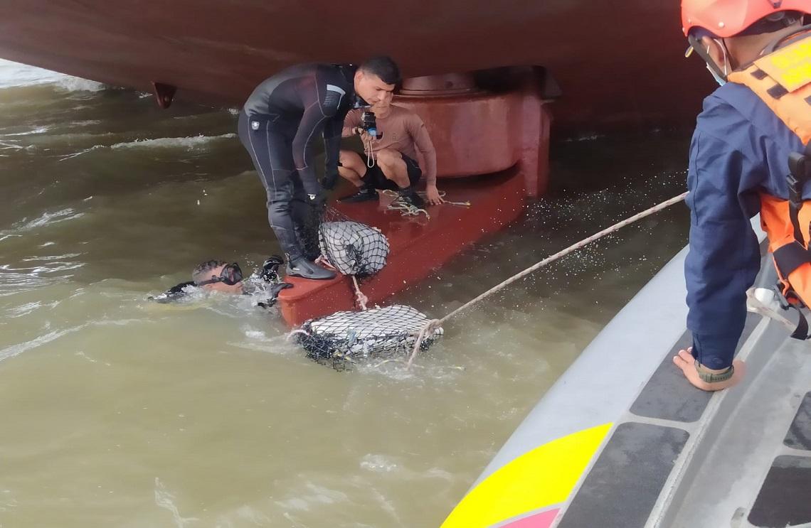 Armada de Colombia incauta cargamento de cocaína en buque tanque contaminado en Cartagena