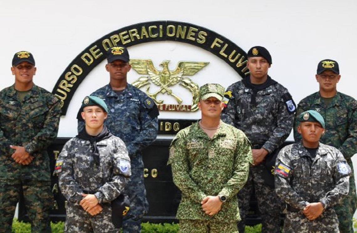 Nuevos combatientes fluviales reciben distintivo durante celebración del aniversario no.61 del CIEAF