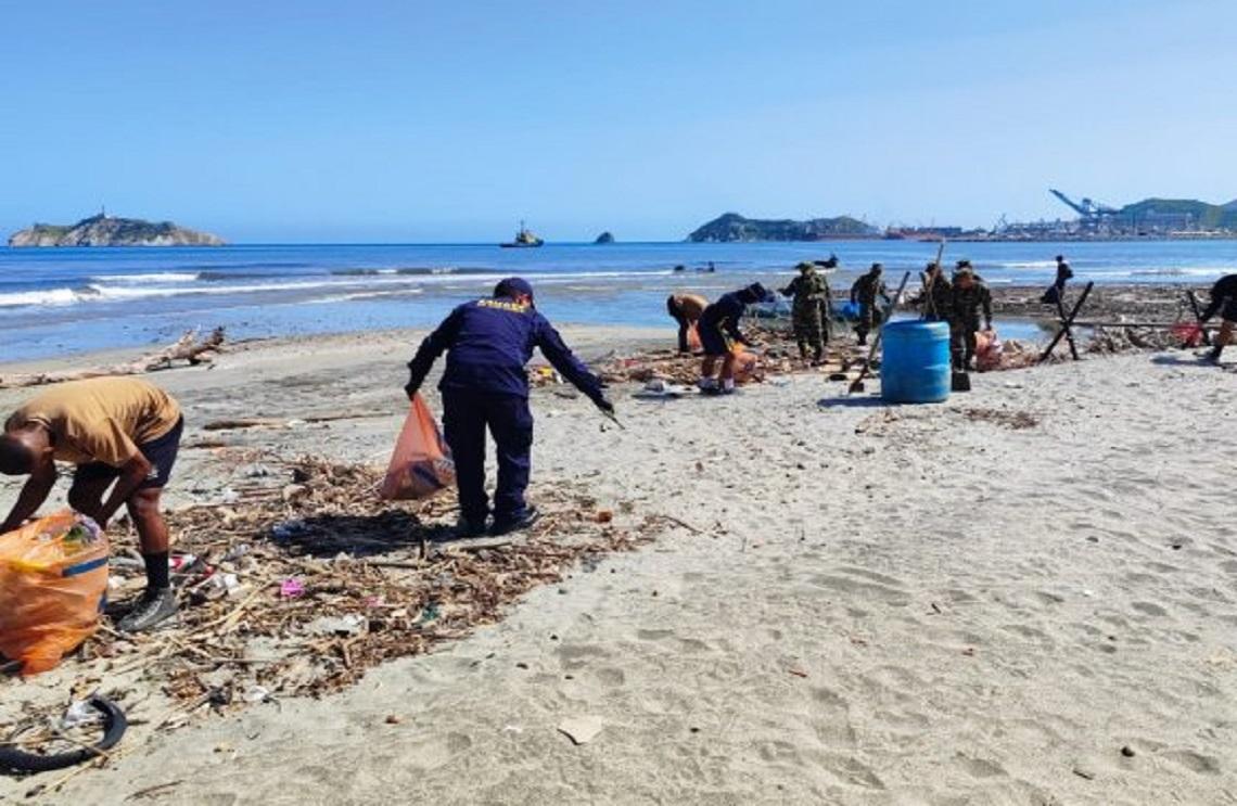 Dos toneladas de residuos recolectadas en jornada de limpieza realizado por las Fuerzas Militares en Santa Marta