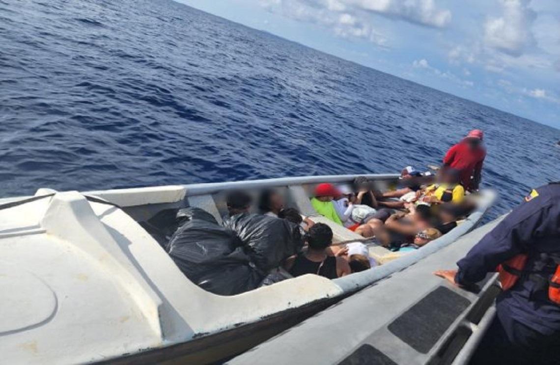 Armada de Colombia salvaguarda la vida de 33 migrantes venezolanos