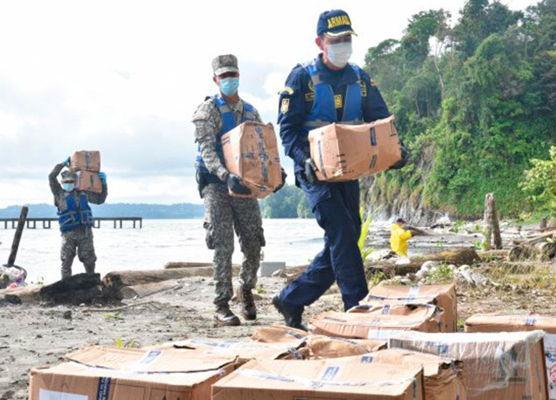 Armada de Colombia llevó ayudas humanitarias a Chucheros en el Pacífico colombiano