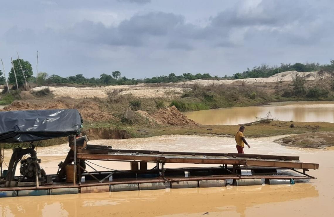 Los capturados practicando la minería ilegal en Antioquia