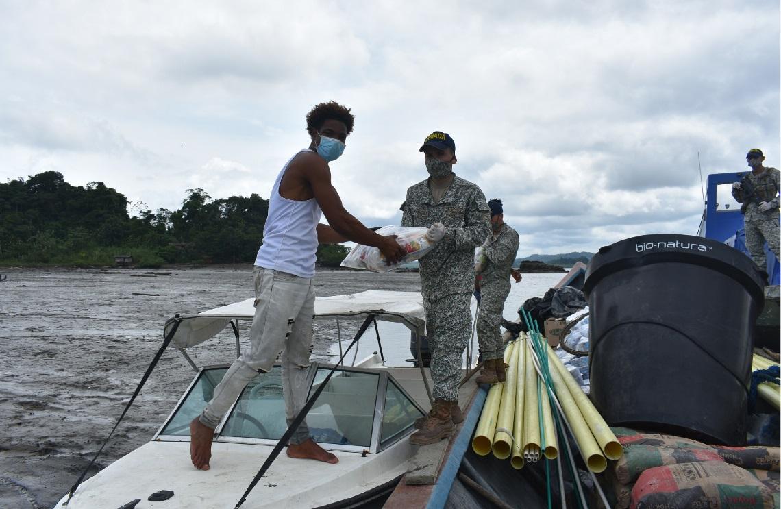 Armada lleva más de 12 toneladas de ayudas humanitarias a poblaciones del Valle del Cauca
