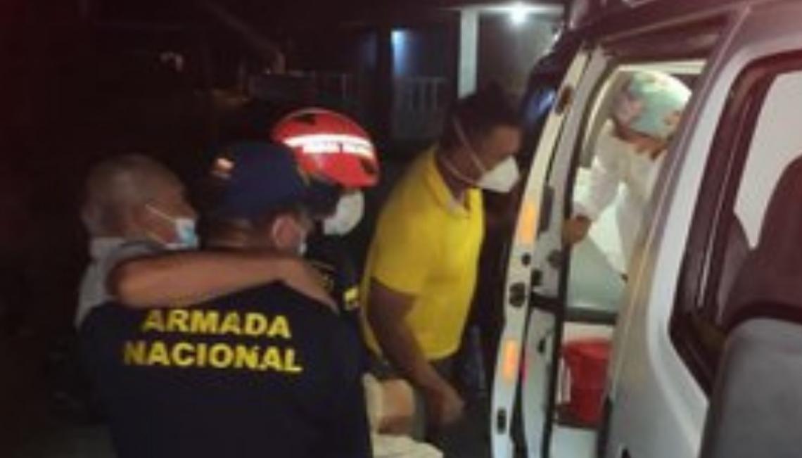 Armada Nacional realiza evacuación médica a un adulto mayor en emergencia en el Archipiélago de San Bernardo