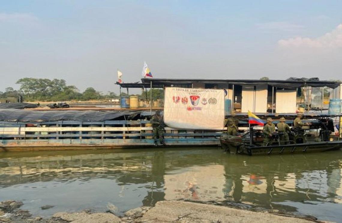 Armada de Colombia y Ejército incautaron más de 2.500 galones de combustible en el río Caguán