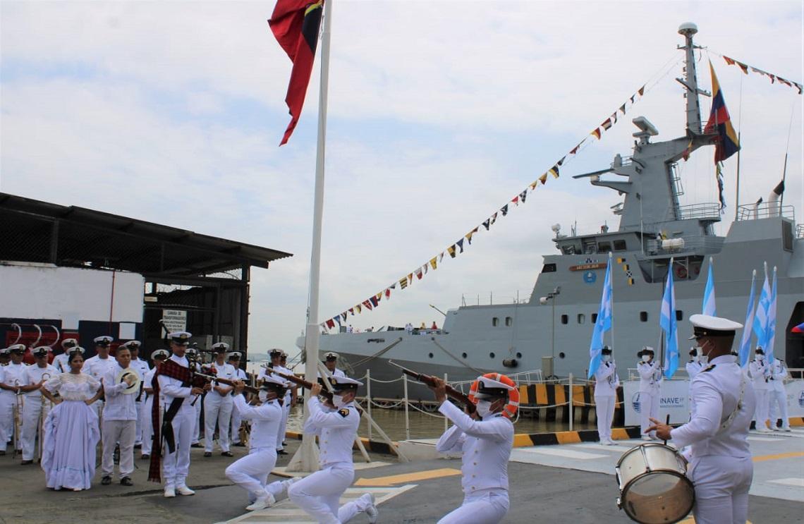 Con imponente desfile náutico sobre el río Guayas, Ecuador, arribaron buques de la Armada de Colombia 