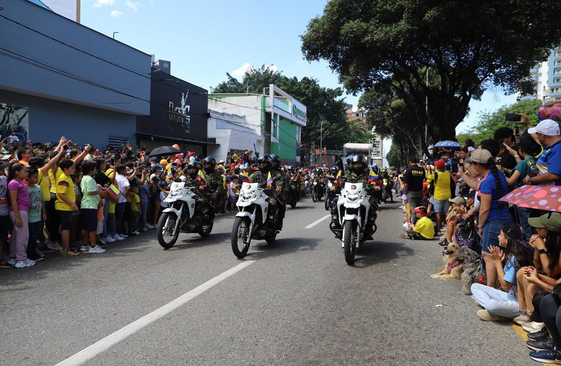 Henchidos de orgullo patrio, los bumangueses cumplieron la cita al Desfile Militar y Policial del 20 de julio