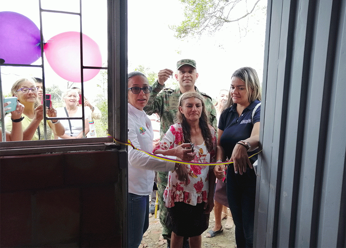 Ejército entregó vivienda nueva a una adulta mayor en Tibacuy Cundinamarca