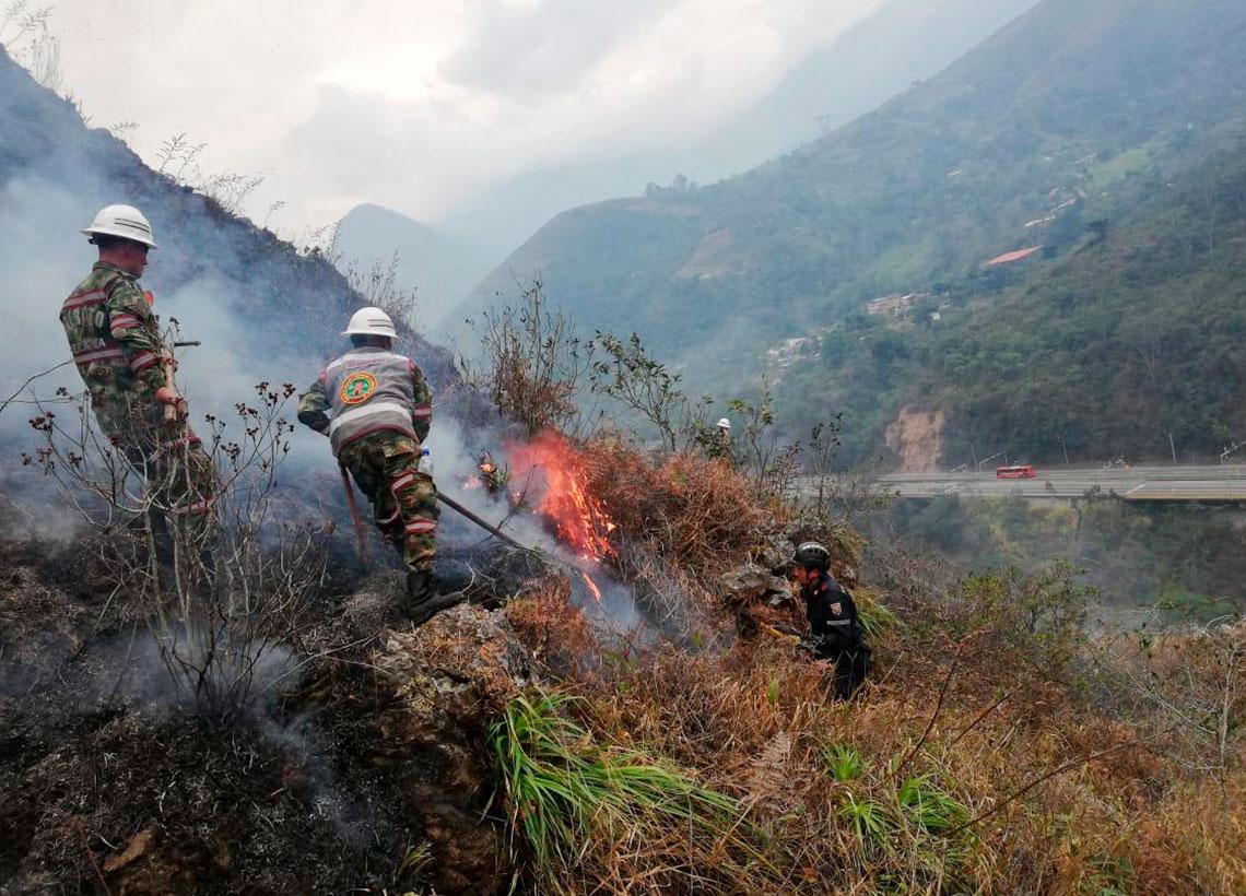 Ejército Nacional trabaja para mitigar fuerte incendio forestal en Cundinamarca