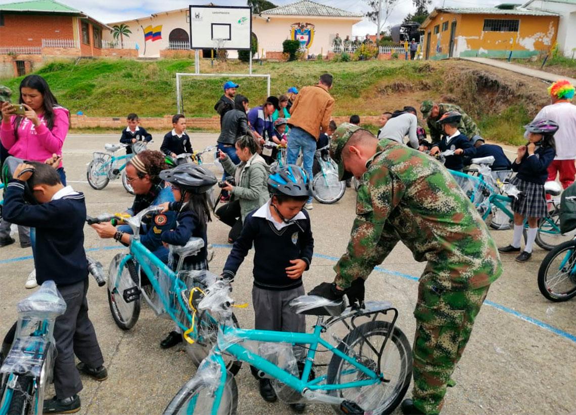 Niños de Cundinamarca estrenaron bicicletas en las cuales llegarán desde hoy a sus colegios