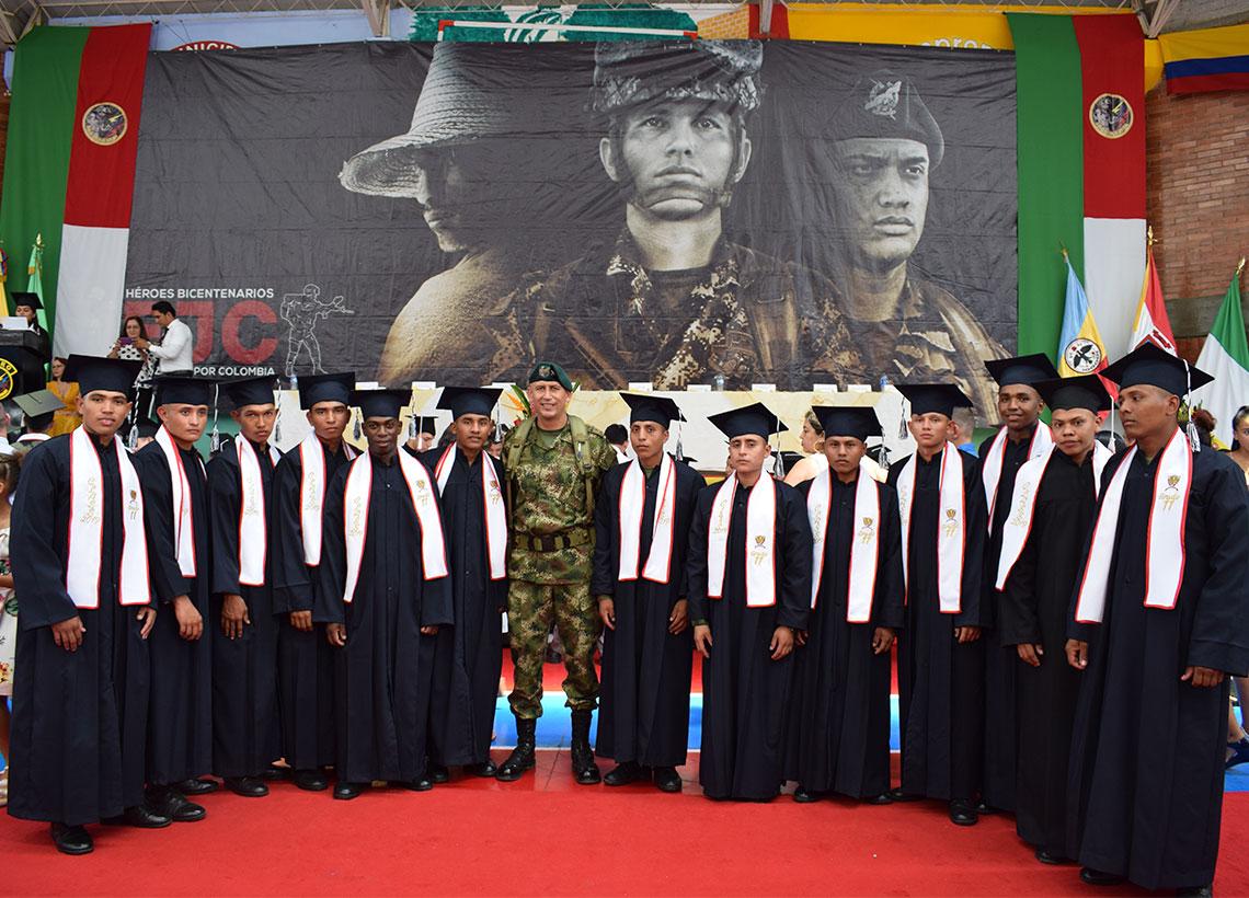 27 alumnos de la ESPRO se graduaron como bachilleres