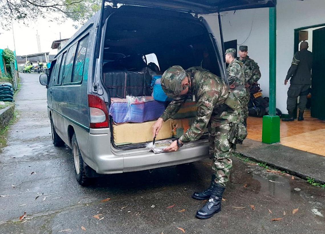 Ejército Nacional capturó a sujeto que transportaba vehículo con 71 bloques de marihuana