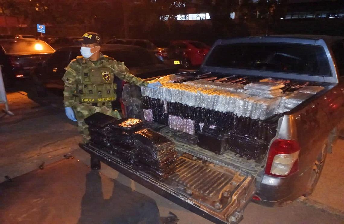 Ejército y Policía incautan camioneta con media tonelada de estupefacientes que serían distribuidos en Medellín