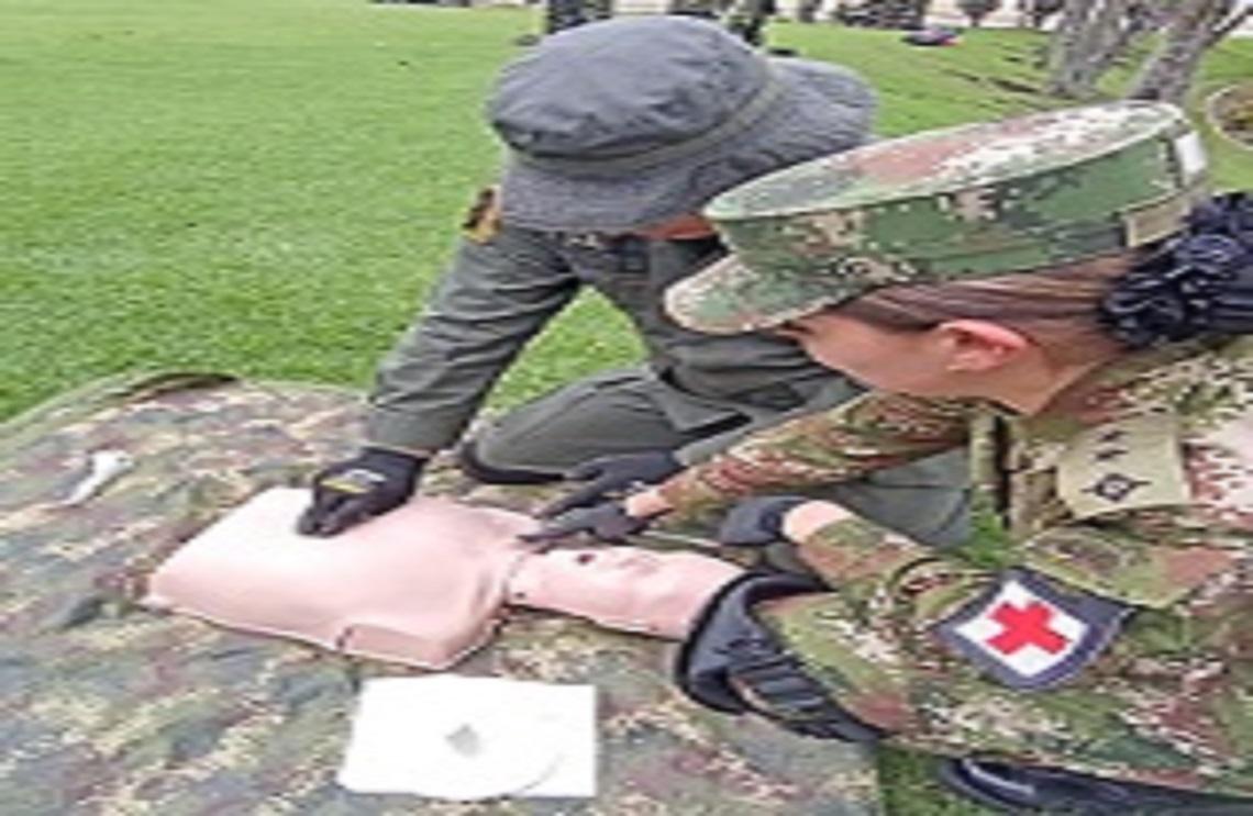 Listas para salvar vidas primeras instructoras socorristas militares del Ejército Nacional