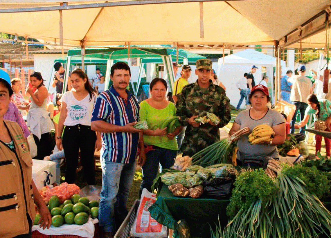 Ejército Nacional y Fe en Colombia apoyaron la realización del mercado campesino en San Vicente de Chucurí, Santander