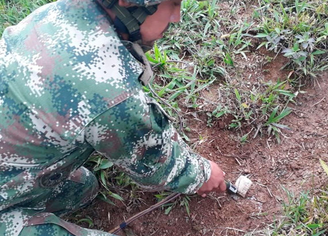 Soldados del Ejército Nacional desactivan tres minas antipersonales en Nariño
