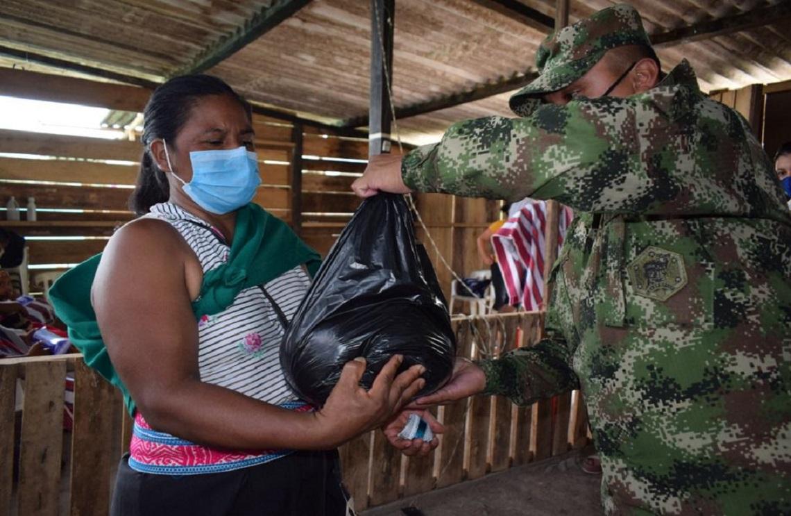 Ejército Nacional entregó ayudas humanitarias a comunidad indígena, en el Putumayo 