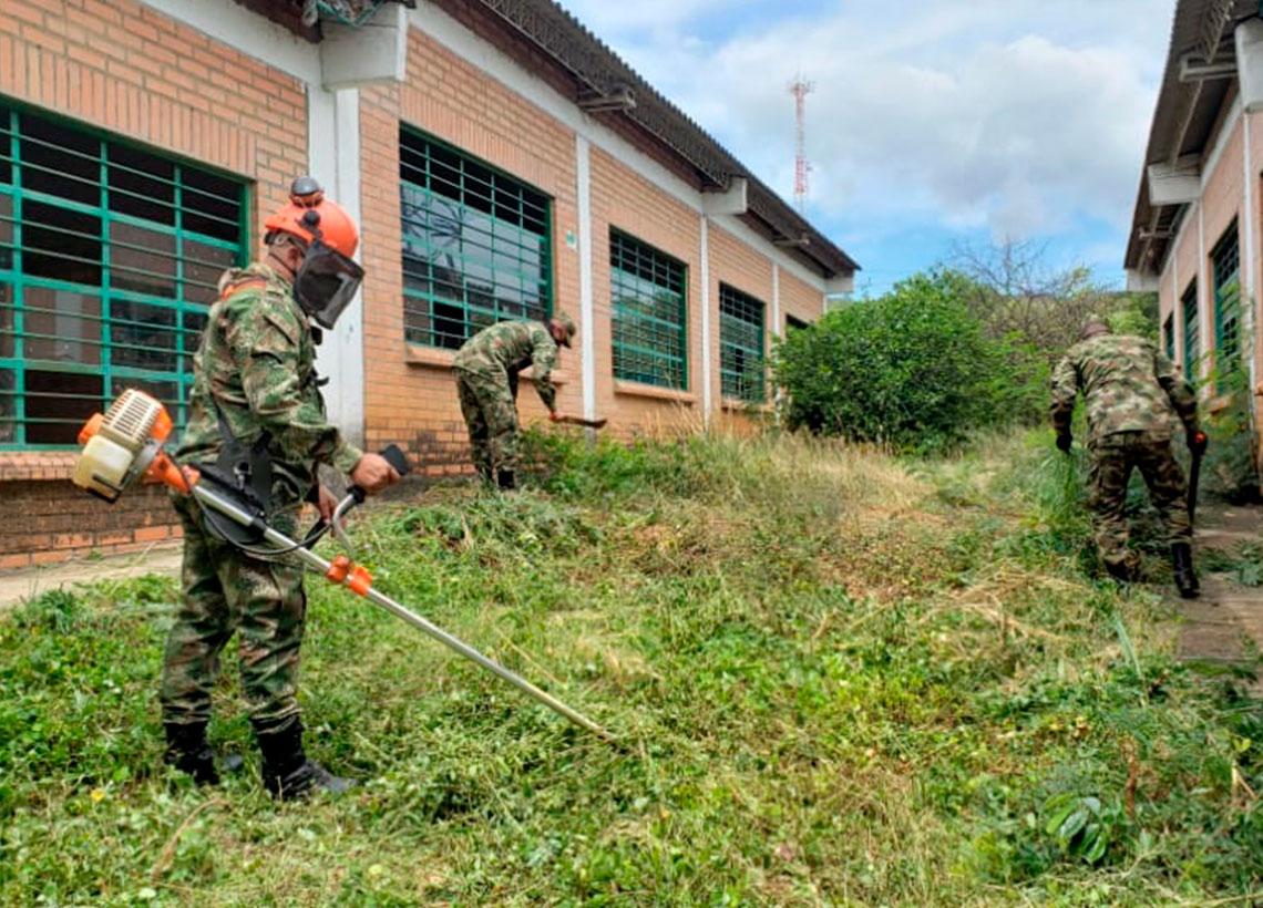 Soldados del Ejército Nacional al servicio de la comunidad de Juan Frío, en Norte de Santander