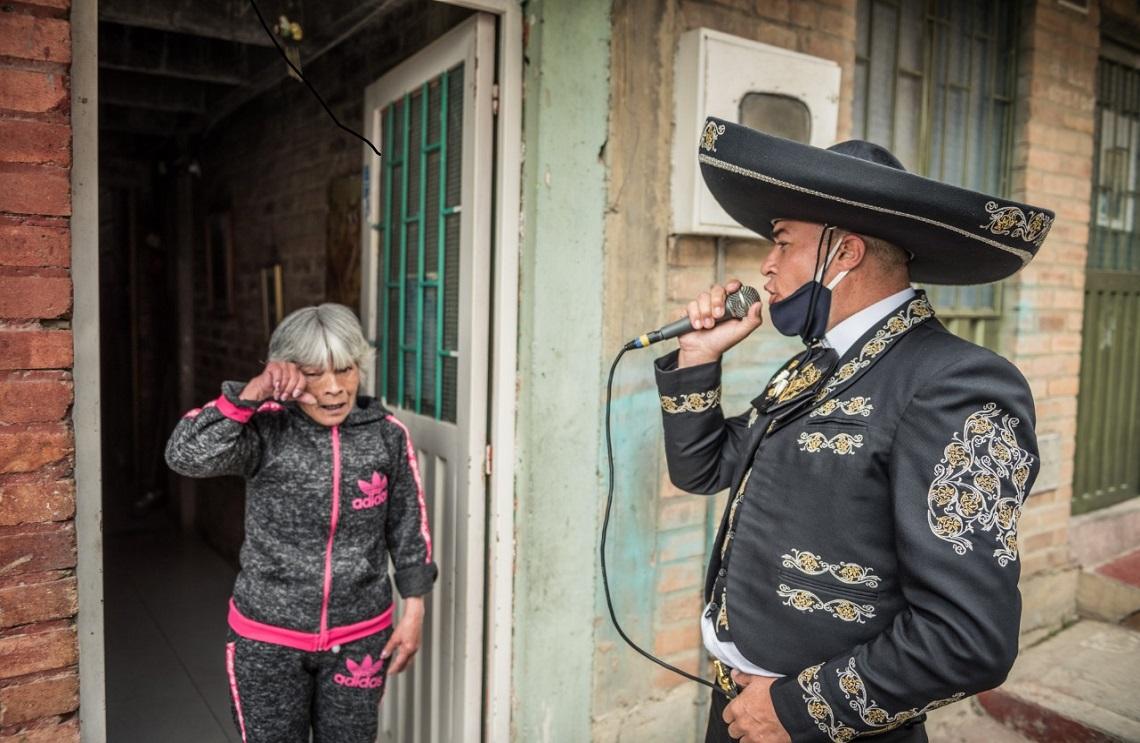 Soldados sorprenden con serenata a abuelita en Ciudad Bolívar 