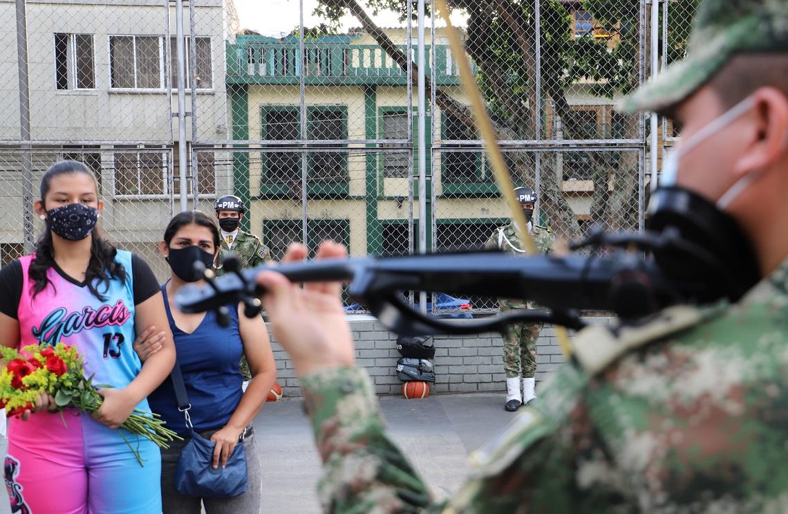 Ejército Nacional celebró los 15 años de una menor en Bucaramanga, Santander
