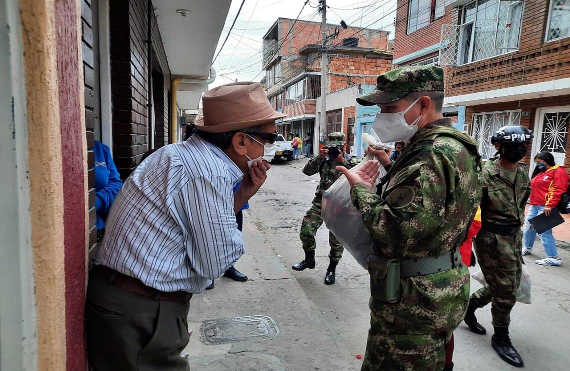 Ejército Nacional entrega ayudas humanitarias antes de fin de año en Bogotá