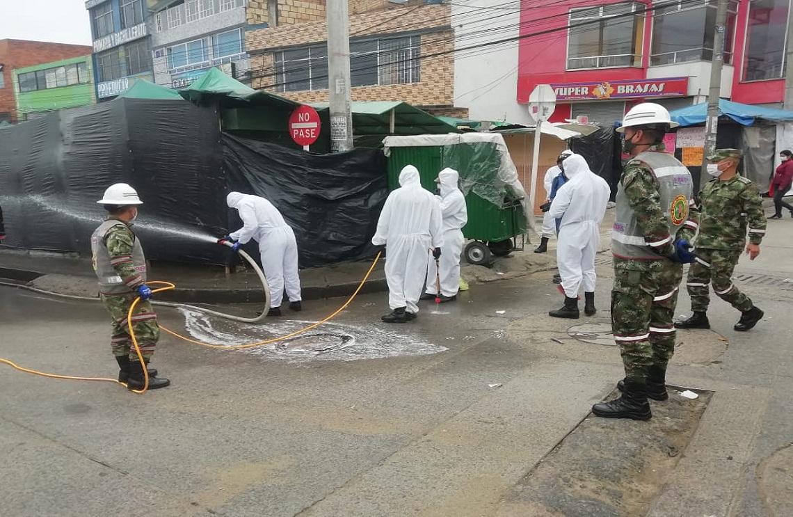Ejército Nacional entrega ayudas y realiza desinfección en calles de Bogotá y Cundinamarca 