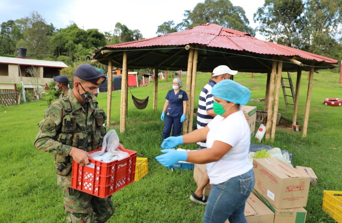 Ejército Nacional entrega bienestar a los abuelitos de Anolaima, Cundinamarca 