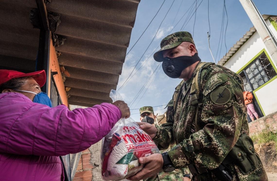 Militar entrega mercado a una señora en Ciudad Bolivar en Bogotá