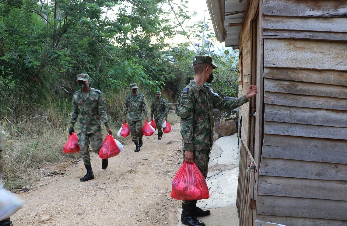 Soldados entregan mercados en tiempos de pandemia covid-19 en Santander
