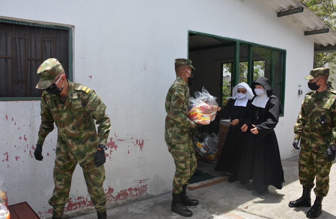La Escuela Militar de Cadetes donó 140 mercados a los adultos mayores en Bogotá