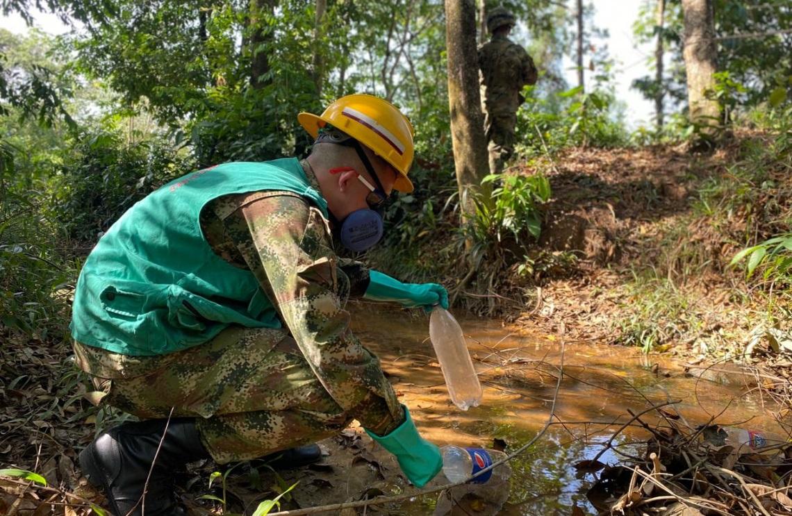 Ejército realizó limpieza a fuente hídrica en la región del Catatumbo