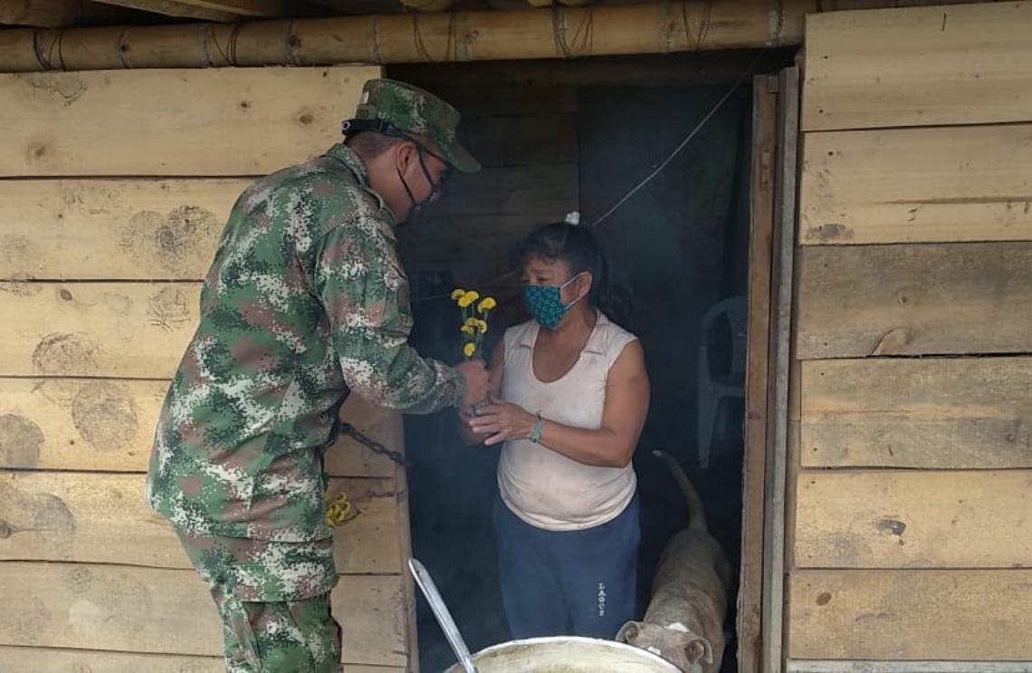 Ejército festeja por todo lo alto el día de las madres en sectores vulnerables de Popayán