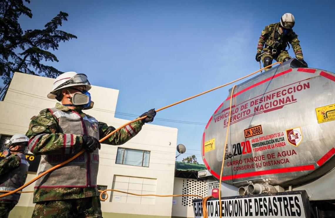Con carrotanque, Ejército Nacional realiza desinfección de cantones militares