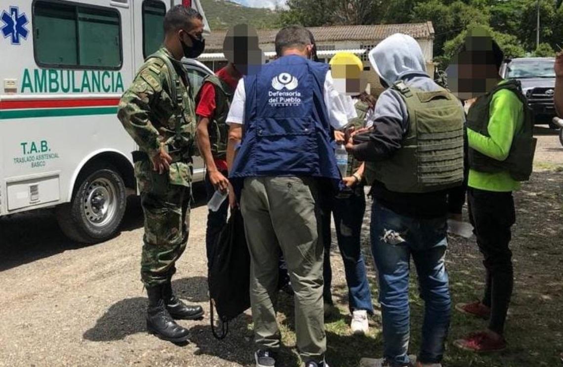 Ejército Nacional acoge a una familia desplazada en Hacarí, Norte de Santander