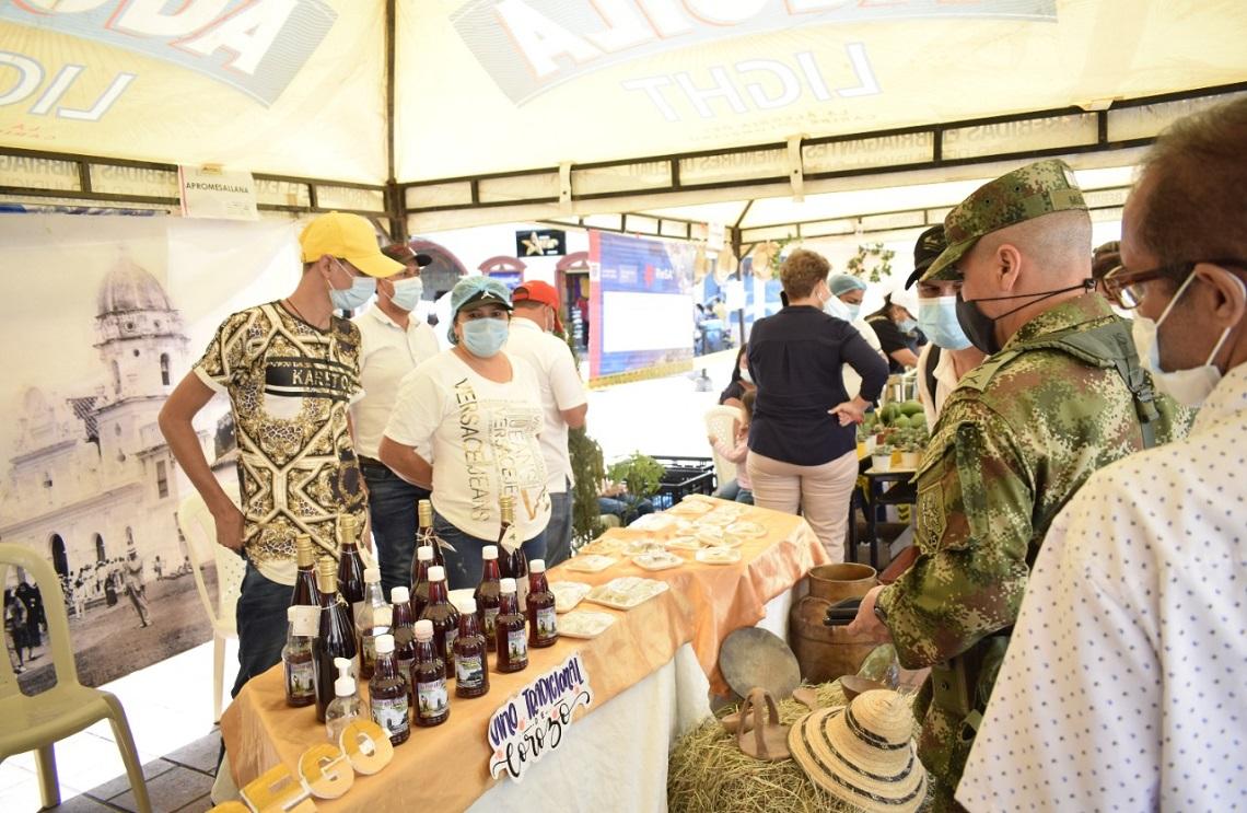 Ejército Nacional e instituciones apoyan mercado campesino en Norte de Santander