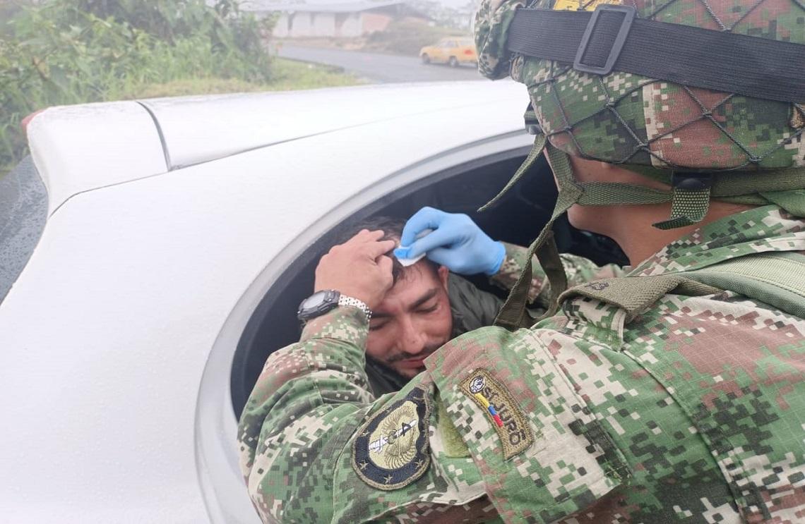 Soldados del Ejército Nacional brindan primeros auxilios, a 2 personas tras accidente de Transito