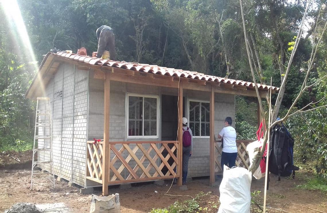 Emisora del Ejército Nacional y la comunidad construyeron vivienda para un adulto mayor, en Antioquia