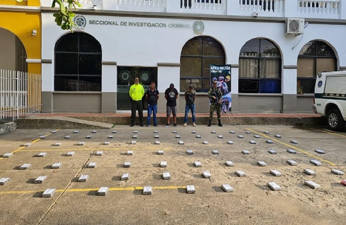 Ejército y Policía capturaron a 3 sujetos con 80 kilos de clorhidrato de cocaína en Necoclí, Antioquia