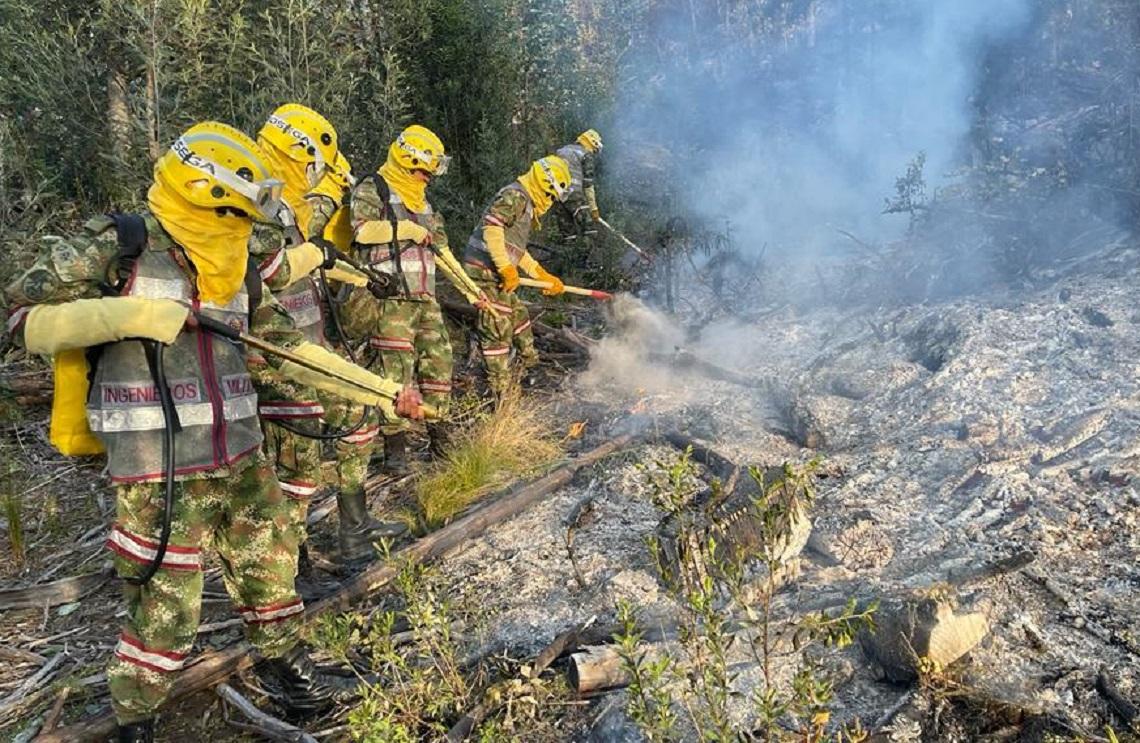 Con apoyo del Ejército Nacional incendio forestal del Tominé, Cundinamarca ya se ha controlado en un 90%