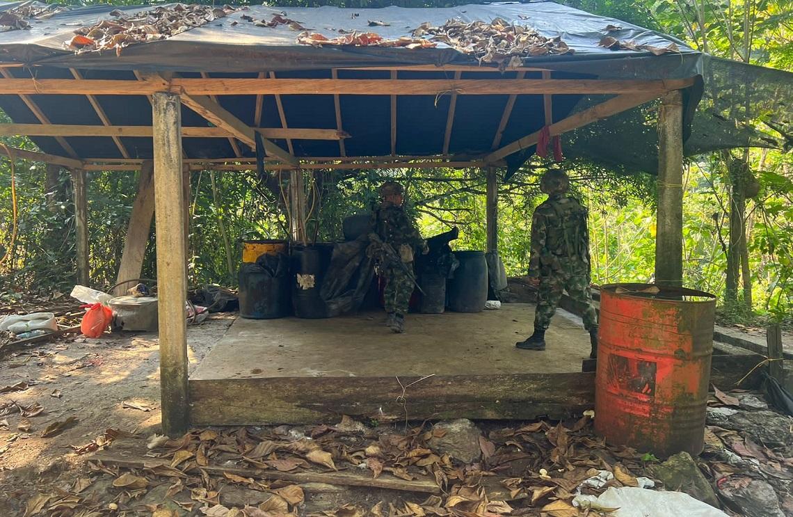 Ejército Nacional desmantela dos laboratorios de pasta base de coca en Valdivia, Antioquia