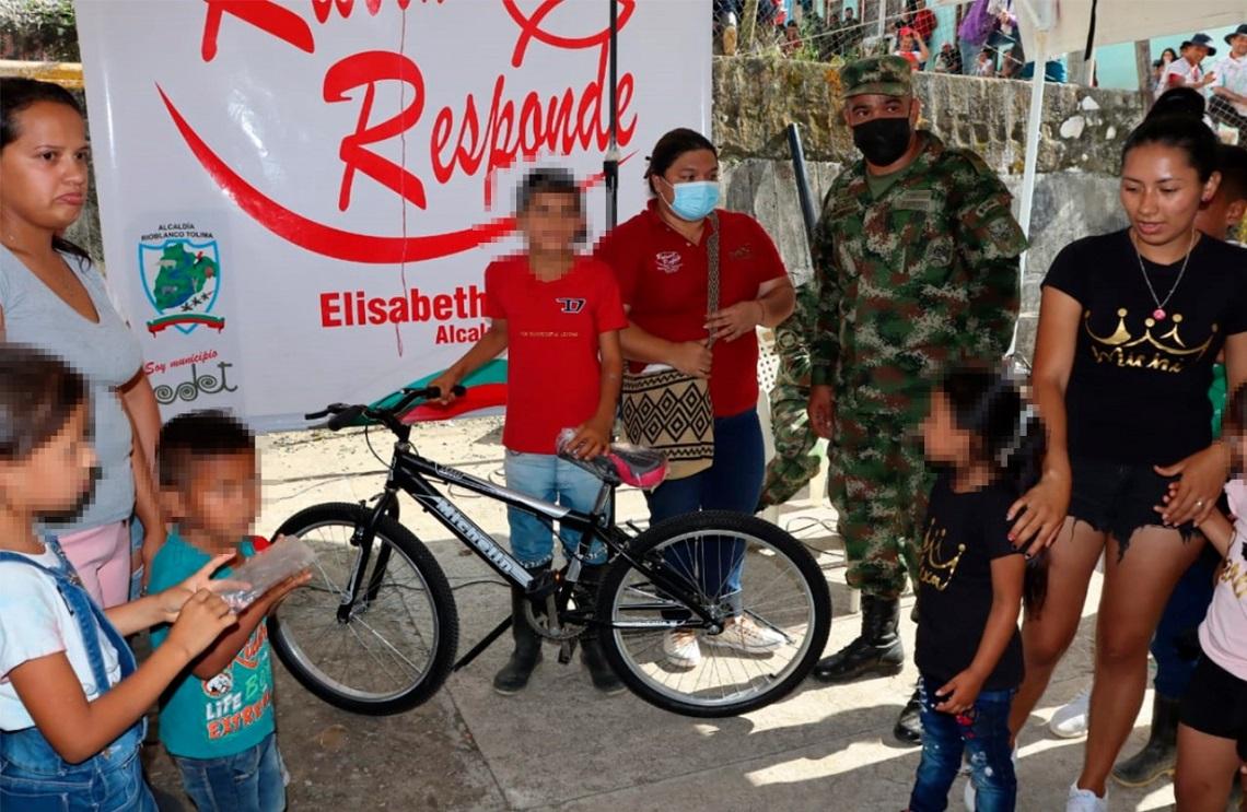 Ejército Nacional y la institucionalidad entregaron ayudas en Maracaibo, Tolima