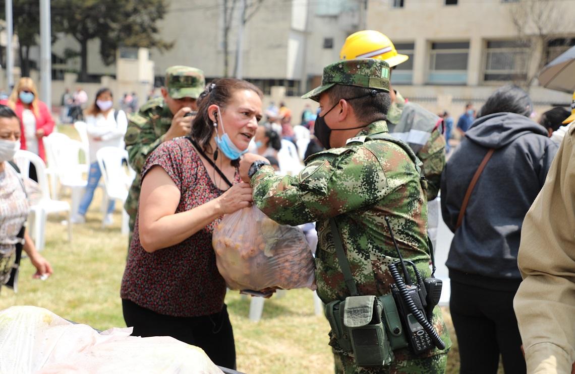 Ejército Nacional entregó ayudas humanitarias en Bogotá